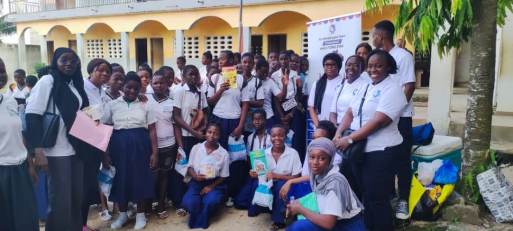 Photo de famille à la fin de la conférence du 8 mars au collège le Félin d'Azito